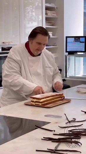 10K views · 5.3K reactions | Le Millefeuille du week-end est de retour !  En format à partager pour 4 personnes, le millefeuille vanille est désormais disponible tous les samedis et dimanches dans toutes nos boutiques ! Choisissez votre topping personnalisable sur commande 懶 | Philippe Conticini | Facebook