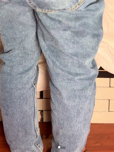 Mi prima dice que está demasiado doblado y cabezón 😂🧹 En este video estamos en la habitación organizando y limpiando, y mi prima ve la escoba y dice que el palo está “demasiado doblado y cabezón” por la forma de la parte de arriba. Yo, relajando el momento, le respondo “déjame probar solo la puntita”, refiriéndome a usar solo la parte de la punta de la escoba para barrer debajo de la cama donde no cabe completa. Es una situación totalmente cotidiana mientras arreglamos el cuarto, donde ciertas