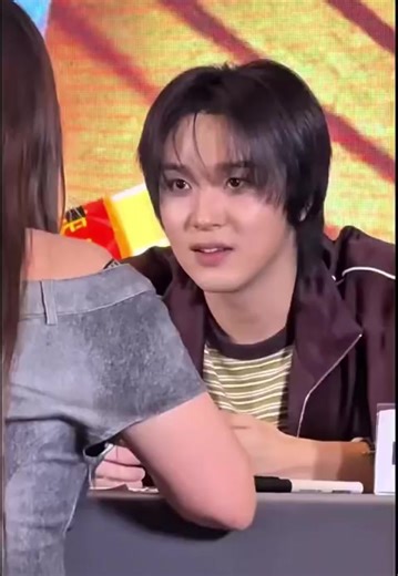 mbaknya ap kabar dinyanyiin bout you di dpn penyanyinya langsung😭😭 #haechan