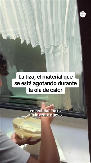 La tiza, el material que se está agotando durante la ola de calor. Países como Francia están recurriendo a un curioso remedio casero para combatir las altas temperaturas: pintar los cristales de las ventanas con tiza triturada. El truco se ha popularizado gracias a vídeos en redes sociales y artículos que explican su funcionamiento. Tanto ha crecido el interés que en algunos lugares la tiza se ha convertido en un producto muy buscado y empiezan a agotarse las existencias #tiza #oladecalor