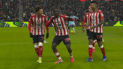 Diarra's shot deflects in to give Sunderland lead