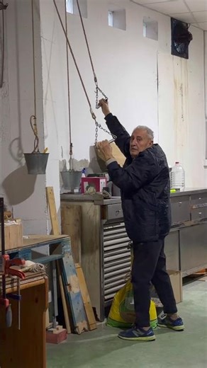 Encuentro a mi padre a los 86 años haciendo ejercicio con poleas caseras fabricadas por el…