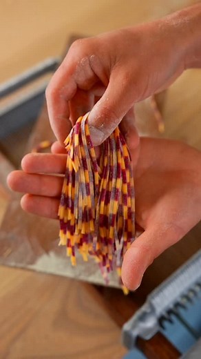 Pasta meditation 🍝✨ making spaghetti alla Chitarra - What Pasta did you make this week ❓ #mateozielonka #pasta #spaghetti #freshpasta #pastamaking #homemade #oddlysatisfying | mateo.zielonka