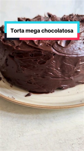 Hoy hacemos una torta mega chocolatosa. La receta rinde para un molde numero 20. Ingredientes: Bizcochuelo: Harina 0000 270 g Cacao amargo 50 g Aceite 125 ml Leche 240 ml Huevos 3 Azúcar 350 g Huevos 3 Polvo para hornear 3 cditas Bicarbonato de sodio 1 cdita Cafe 150 ml Relleno: Chocolate 450 g Crema de leche 300 ml Cacao amargo 4 cdas Manteca/mantequilla 100 g #torta #pasteleria #chocolate