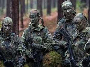 ★ Front Frauen (Blond und sehr schwer bewaffnet│Frauen bei der Bundeswehr)