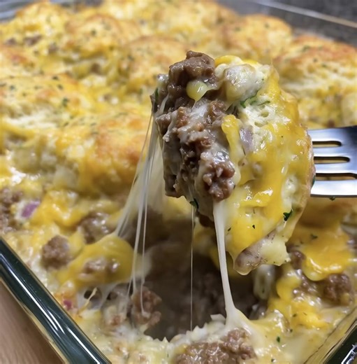 1.6M views · 6K reactions | 燎 Cheddar Bay Hamburger Casserole 菱✨ Juicy beef, cheddar cheese, and golden garlic butter biscuits baked in one pan. INGREDIENTS: 1 box Cheddar Bay Biscuit Mix ⅔ cup water ...... Fυll ᖇecίpe in Coʍmеոτ  | Recipes For Family | Facebook