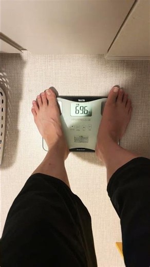 Day184/69.6kg/朝はおにぎりとパン、昼は大盛りラーメン、夕はお魚ご飯なし、散歩と水泳でバランス取る #レコーディングダイエット