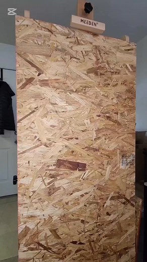 🎨 Gonzalo Pizarro: El Artista Argentino que Transforma Maderas en Arte 🇦🇷🌳🖌️ Gonzalo Pizarro es un talentoso artista visual argentino conocido por su enfoque innovador en la pintura sobre madera. Utiliza tableros de virutas orientadas (OSB) desechados como lienzos, transformando su textura y apariencia a través de técnicas de corte y lijado antes de aplicar sus intrincadas ilustraciones. 🌿✨ Su obra ha captado la atención en plataformas digitales, acumulando seguidores en Instagram y destac