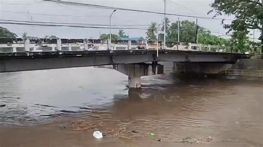 NAGA RIVER, MALAPIT NA SA CRITICAL LEVEL Malapit nang umabot sa Critical Level ang tubig sa Naga River ngayong umga, January 17, 2026. Inaasahan ang susunod na High Tide sa cuidad mamayang ala-singko ng hapon. Inaabisuhang limikas na ang mga residenteng nakatira sa low lying areas sakali mang patuloy pang tumaas ang tubig bunsod ng pag-uulang dala ni #BagyongAda. Video Courtesy : Pltcol Salvador L Ortañez Jr./Facebook #BrigadaNewsFMNagaCity #brigadanewsfmnaga #BrigadaPH #BrigadaNews #1Tahanan |