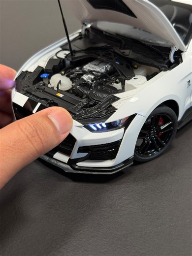 Convertí un Mustang Shelby GT500 1/18 con luces funcionales