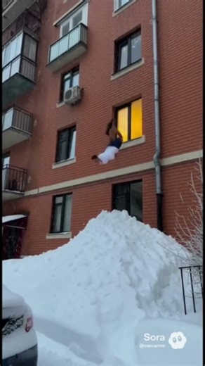 This man caught Ronaldo diving to snow 😮