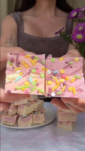 WHIMSICAL SPRING WHITE CHOCOLATE FUDGE #fudge