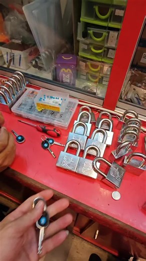 郑程刚 on Instagram: "SENGKONG 全防水锁头。 三key Aliked System 锁头🔒 一支钥匙开30粒锁头 我们是23年老店，经验丰富，安全放心 感谢客户的支持 ✅ 我们可以做key aliked system ✅我们可以做Master key system 📍门店在 Puchong / USJ 想省心换钥匙，直接留言/私信问价就能安排！ SENG KONG LOCKSMITH (HQ) STORE INSIDE LOTUS'S MALL PUCHONG CITY CENTRE SELANGOR (NEAR MCDONALD'S) 012-300 5293 (Branch) LOT LG17, BASEMENT 1 TAMAN PLACE @ ONE CITY, JALAN USJ 25/1C, SUBANG JAYA SELANGOR (FRONT NSK COUNTER) Branch Manager ABoy 017-2273626 #keyalikedsystem锁头 #masterkeysystem"