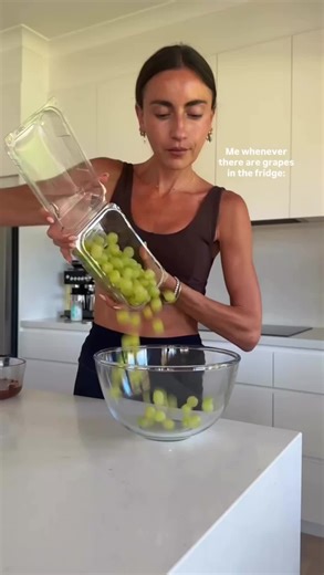 Grape yogurt bark OG creator: @coconutandbliss 400g green grapes 1 cup thiccq plain yogurt 180g dark chocolate, melted Place grapes and yogurt in a bowl. Mix well then spread on a tray lined with baking paper. Pour over melted chocolate and place in freezer until set.