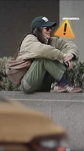 街中で、一人で話すアンが目撃されました。女優に、いったい何があったのでしょうか？ 📹: https://www.instagram.com/backgrid_usa/ | ポジティブ