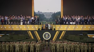 Donald Trump satisfait de sa grande parade militaire, malgré les nombreuses manifestations contre sa politique à travers les États-Unis - RTBF Actus