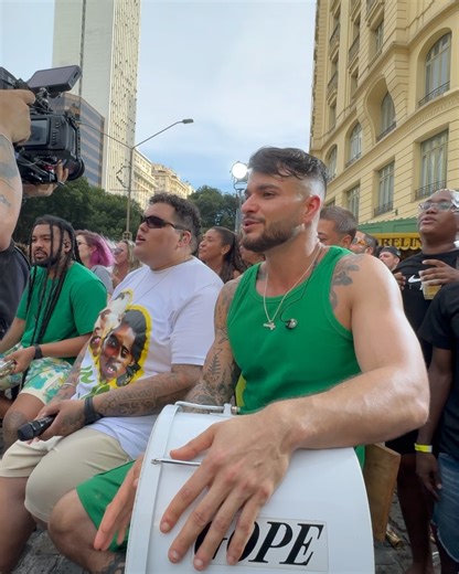 gustavo goes on Instagram: "falei eu te amo pro mês de janeiro e ele foi embora, finalmente. que comece o melhor de todos os meses! prensadão com 20 mídias desses 200 dias de 2025 🙌🏼"