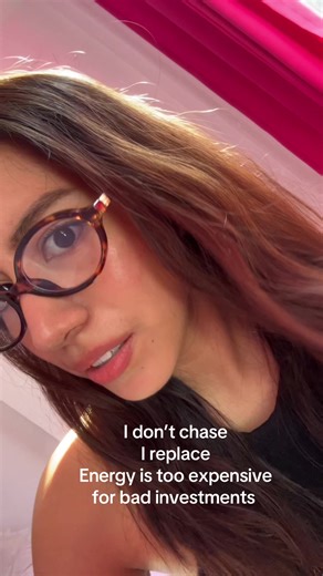 Videos de Lowri (@lowrivela) con “original sound - toxic vibe”