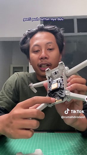 DJI Mini 3 ini crash nabrak batu Sob‼️ Begini nih Sob keadaan DJI Mini 3 yang habis crash nabrak batu. Kerusakan sudah Mimin sampaikan pada video ya. Dan untuk reparasi di kami pastinya akan masuk proses troubleshooting terlebih dahulu. Predisksi dari teknisi kami adalah permasalah ada pada transmisi karena drone sempat lost signal sebelum crash. Namun karena tombol power-nya bermasalah, jadi langkah pertama yang akan kami ambil adalah perbaiki tombol power agar drone dapat menyala. Setelah dron
