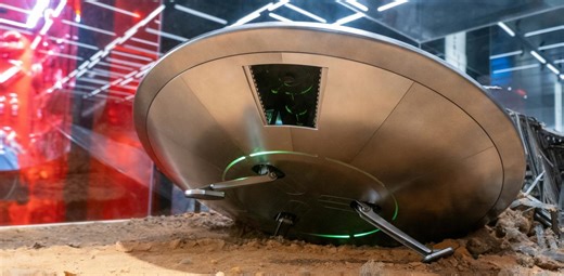 この映像は本物？ ミサイルでも撃墜できない謎の光体