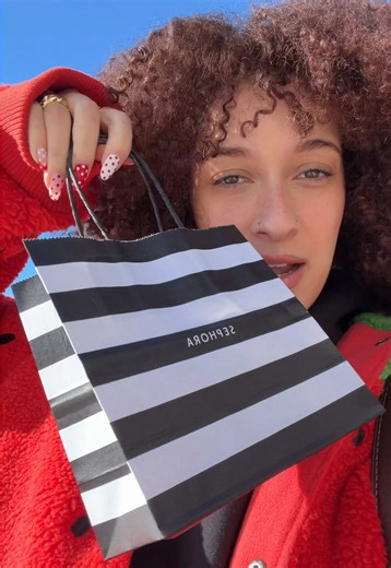 I’m hoping I’ll dream up a hair routine next 😎 ignore my hair please…. this is definitely going to be my new go-toooo ughhhhh yes. So happy💋 @REFY @lemme #vlog #lipcombo
