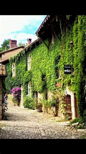 Eric, Belgian Slow Traveller, Always on the go! on Instagram: "Medieval places ... Pérouges, France The village of Pérouges is a timeless gem that invites you to wander, learn, and marvel. * A Rendezvous with History, this village invites you to wander through its pebbled streets and admire its preserved stone houses! * Still inhabited today, this village has managed to preserve its authenticity through the centuries thanks to its architecture inspired by the medieval period. Wandering here is t