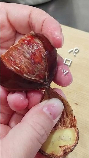 This is a safe and convenient way to peel chestnuts