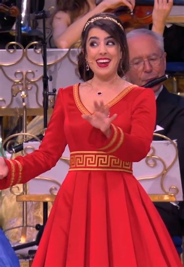 With this song kids in Greece go door to door for candy at Christmas 🍬 In Maastricht Christina, 400 brass players, Charis & Panos bring the sugar rush instead! 😄 Watch the full version now on YouTube.com/andrerieu - Link in bio! 🎫 Additional Christmas concerts for 2026 are now on sale at andrerieu.com/tour #andrerieu #music #concert #greece #greekmusic