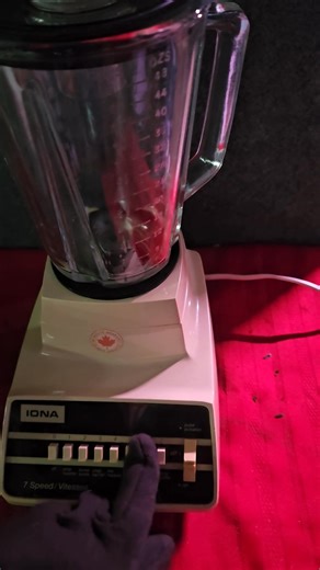 Objet: blender vintage État: très bon état Date de fin : 23 novembre à 21h00 2 min de temps mort Prix de départ/starting bid: 5$ Re-bid: 1$ minimum ou plus Certification:NA Garantie: 7 jours Prix de réserve: oui Possession: Livraison gratuite sur le territoire couvert. (Voir liste de règlements) Frais encan/auction fee: 10% Consigne: | Encan en Ligne Québec