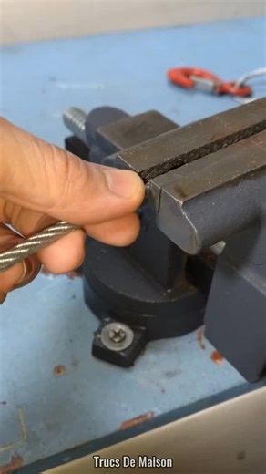 Trucs De Maison | Idée DIY géniale 🔧✨ Fabrique un support d’extension flexible pour ta perceuse sans fil et accède facilement aux endroits impossibles !... | Instagram