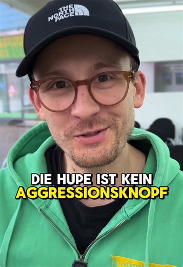 📢🚗 Hupe = „mach Platz!“? Nicht ganz. 😅 Viele nutzen sie aus Gewohnheit, und genau da wird’s schnell teuer oder unnötig stressig. Wann ist sie wirklich erlaubt… und wann lässt du sie besser stecken? 👀 Schau rein. 💛💚 #FahrschuleKessler #Hupe #Verkehrsregeln #Führerschein #Fahrschule