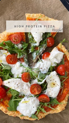 slowly veggie! on Instagram: "High-Protein-Pizza 🍕– mit Burrata und Rucola💚 📌Rezept ZUTATEN für 1 Pizza: 250 körniger Frischkäse 1 Ei 65 g Mehl 4–5 EL Tomatensauce 1 Burrata Frisches Basilikum 1 Handvoll Cherrytomaten 1 Handvoll Rucola 👤: Svea Dohrwardt 🎬: Anna Bauer #slowlyveggie #highprotein #pizza #burrata #veggie"