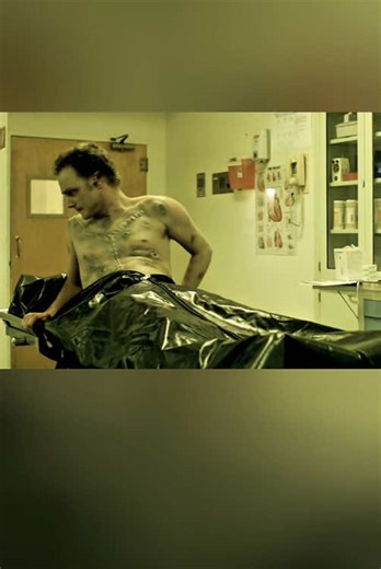 After turning into a zombie suddenly, a man becomes a superhero thanks to his immortal ability.