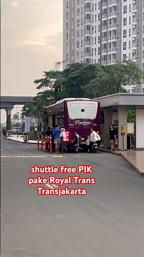 Bus Gratis di PIK pake Royal Trans Transjakarta loh! Bisa anter samapai ke PIK 2 👍🧍 Antrinya rame