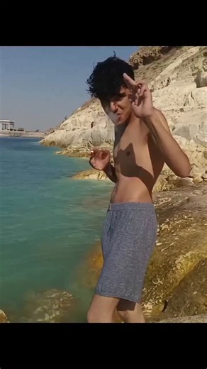 Ｏ⠀Ｐ⠀Ｔ⠀Ｉ⠀Ｍ⠀Ｕ⠀Ｓ on Instagram: "日本利用压电瓷砖将脚步转化为电能。这些瓷砖捕捉来自你脚步的动能。当你行走时，你的重量和动作会对瓷砖产生压力。瓷砖会轻微弯曲，从而产生机械应力。瓷砖内部的压电材料将这种应力转化为电能。每一步都会产生少量电荷，而数百万步结合在一起就能产生足够的电力来驱动 LED 灯、数字显示屏和传感器。在像涩谷车站这样繁忙的地方，每天大约有 240 万个脚步为这一系统作出贡献。这些电能可以被储存或立即使用，从而减少对传统电力来源的依赖，并支持可持续的城市基础设施。这种方法将日常运动转化为实用的可再生能源 #日本 #知识 #事实 你知道吗 推荐 科技 创新 历史 技术 实验 热门"