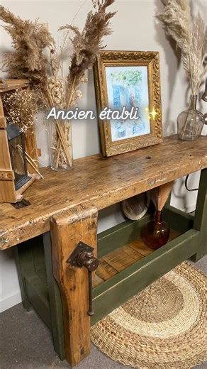 Patine Et Bois on Instagram: "Ancien et authentique établi de menuisier En bois massif Qui possède sa presse toujours fonctionnelle Entièrement protégé et imperméable Dimensions : Longueur :1m65 Profondeur 46cm Hauteur 82cm Prix et infos en privé Vous pouvez venir le voir sur rendez-vous dans notre showroom situé sur Illies Pour consulter nos autres annonces de meubles et suivez nous pour voir nos nouveautés 😉 À bientôt 👋 #patineetbois #meuble #etabli #meublevintage #meubleancien"