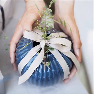 VINN en KÄHLER VASE til både deg selv og mammaen din! 💕Vi ønsker å hedre alle de flinke mammaene der ute ved å gi bort en Hammershøi vase fra Kähler 🍀 Det eneste du trenger å gjøre er å skrive hvilken av fargene du vil vinne! Du kan velge mellom fargene birk, antrasitt, indigo eller hvit 👌 Vi trekker en heldig vinner 10. februar 🤞 Lykke til! | Tilbords