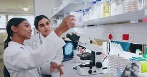 Science, recherche et équipe de scientifiques avec des échantillons en laboratoire pour des expériences d'étude. Collaboration, discussion et chercheuses avec la découverte médicale pour l'innovation pharmaceutique biologique.