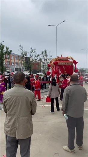 Why is the bride riding a horse in China? This is a traditional wedding custom in rural China.