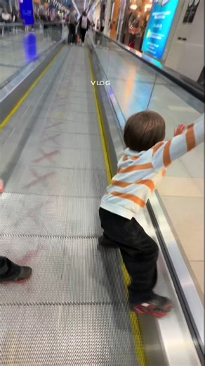 Erika y su misión: Viaje a Francia con sus roomies