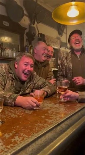 🍻🦌 Hunters having a drink, jokes about elections & Macron 😂