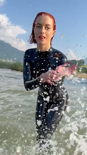 Dolly Dyson | The other bathers probably thought I was going diving😸 | Instagram