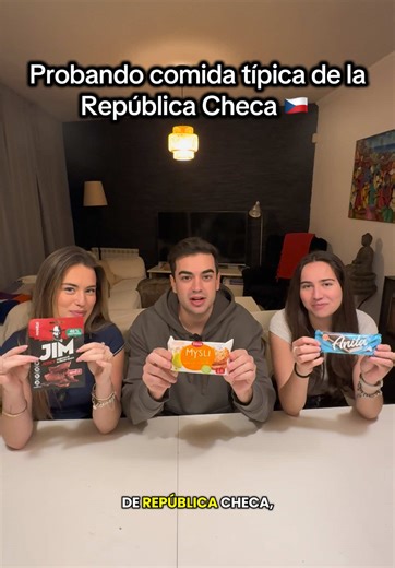 Probando comida típica de la República Checa 🇨🇿 con @mireiapandoo y @Lola Pando #comida #comidatipica #probandocomida #republicacheca #fyp