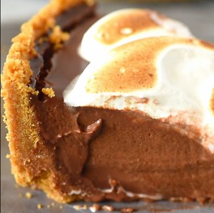1.9M views · 437 reactions | This No Bake S'mores Pie is the perfect dish for all of your summer barbecues and parties. Simple to make and a total show stopper! Full printable recipe: https://www.gogogogourmet.com/no-bake-smores-pie/ | GO GO GO Gourmet | Facebook