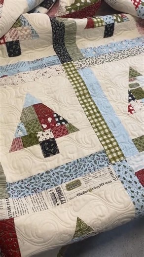 Adorable Christmas tree quilt kit is now up on the website. 🎄This is a beginner friendly quilt and gives you a taste on trying appliqué! Credit: lynny.lou.crafts ❤️ #quiltshop #quiltingtiktok #quiltkit #christmasquilt #quilting | Caroline Wielgosz