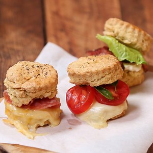 401K views · 851 reactions | Cheese-filled scones. Full recipe: https://taste.md/2dDnfRe | Tastemade UK | Facebook