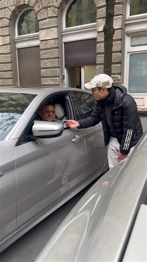 Nulláról, háromszor annyi munkával, kitörni és megteremteni a saját és családod egzisztenciáját.. Ehhez elengedhetetlen a kőkemény mentalitás és tudatosság. Vedd a kezedbe a sorsodat, ne csak haladj az árral. Remek volt hallani az úr történetét, az ilyenek miatt csináljuk mi is, hogy olyan sztorikat mutassunk, amiről egyébként valószínűleg nem tudnának sokan. #bazuinterviews | Bazu Interviews