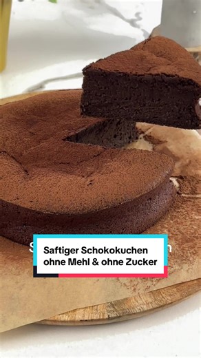 Saftiger Keto Schokokuchen ohne Mehl und ohne Zuckerzusatz. Richtig schokoladig, kompakt und schön saftig und dabei Low Carb, glutenfrei und absolut keto-tauglich. Wenn du also Schokokuchen liebst, wirst du diesen hier lieben. Zutaten für den mehlfreien Kuchen : - 200g zuckerfreie dunkle Schokolade - 100g Butter - 4 Eier, getrennt - 100g gemahlene Mandeln - 80g Erythrit (oder eine andere Zuckeralternative) - 100g ungesüßte Mandelmilch oder Sojamilch - 1 TL Vanilleextrakt (oder Vanillearoma) Zube