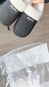 Wintercomfort de hele dag door voor actieve gezinnen. Wanneer je slippers nodig hebt die je van drukke ochtenden tot ontspannen avonden begeleiden, bieden deze volledige warmte zonder dat je het te warm krijgt. | HappyFlops Nederland