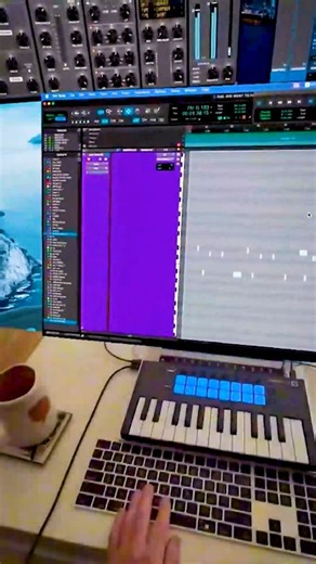 🎵 Pro Tools in Virtual Reality 📷 Matt Mahaffey ▶️ avid.co/oe5o50WF50a #mixing #virtualreality #recording #mix #avidprotools #daw #vr #avid #protools #musicproduction #avidcreator | Avid